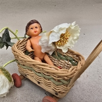 flet-dukkevogn-roede-hjul-natur-groent-flet-lillle-dukke-roede-sko-gammelt-legetoej